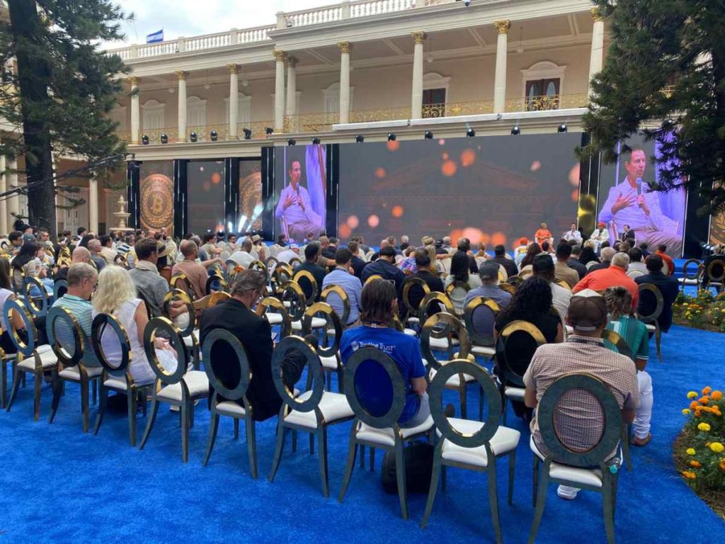 Participantes prestaron atención a charlas sobre autocustodia, minería y nuevas tecnologías cripto, en un formato accesible y bilingüe.