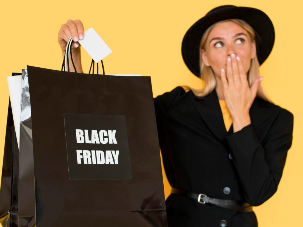 Clientes comparan precios durante el Black Friday en una tienda de San Salvador, donde la ley exige que los descuentos sean auténticos y verificables.