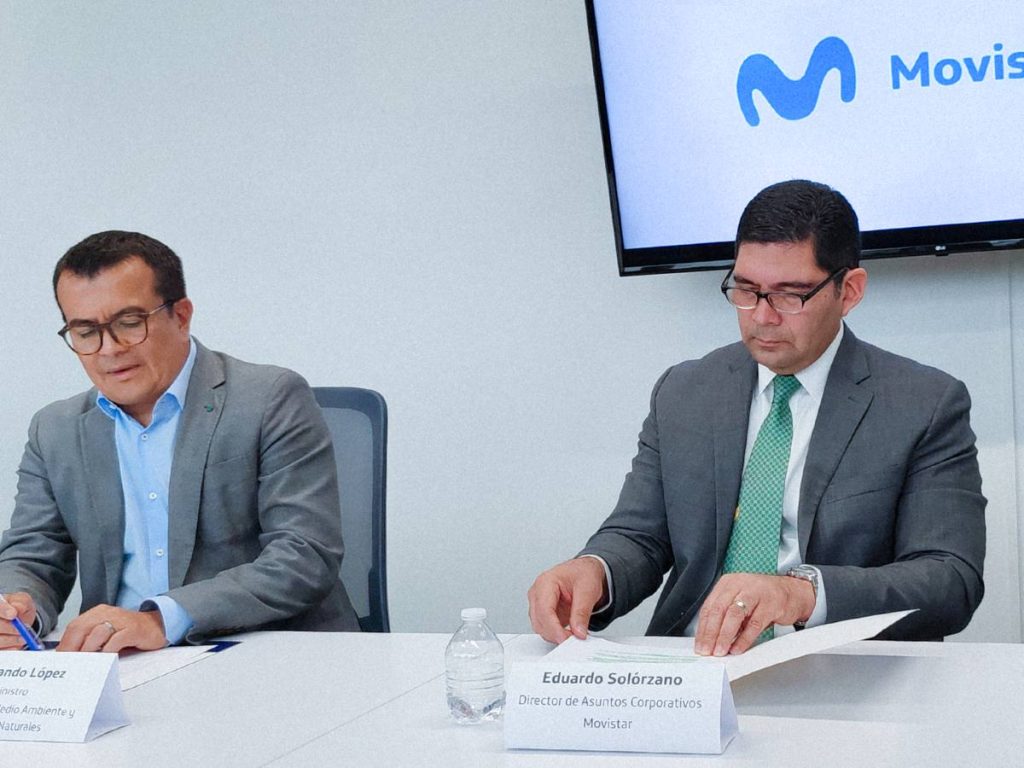 Eduardo Solórzano, director de Asuntos Corporativos de Movistar, y el ministro Fernando López, durante la firma de colaboración ambiental.