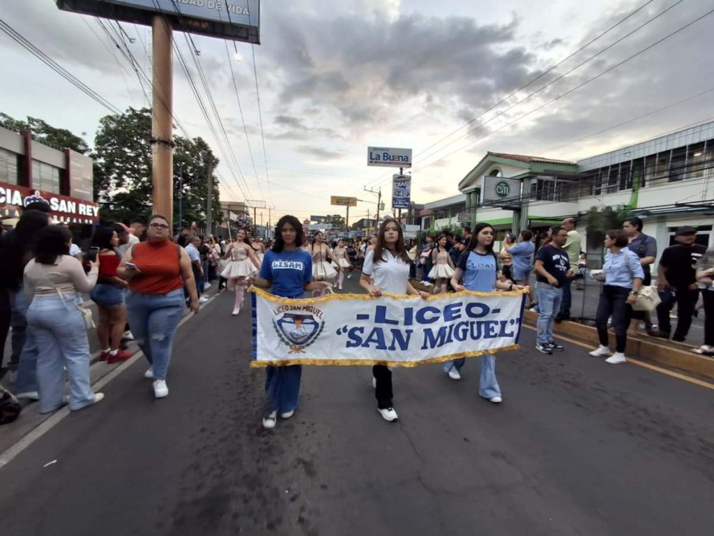 El desfile de correos abre las celebraciones del Carnaval migueleño 2025.