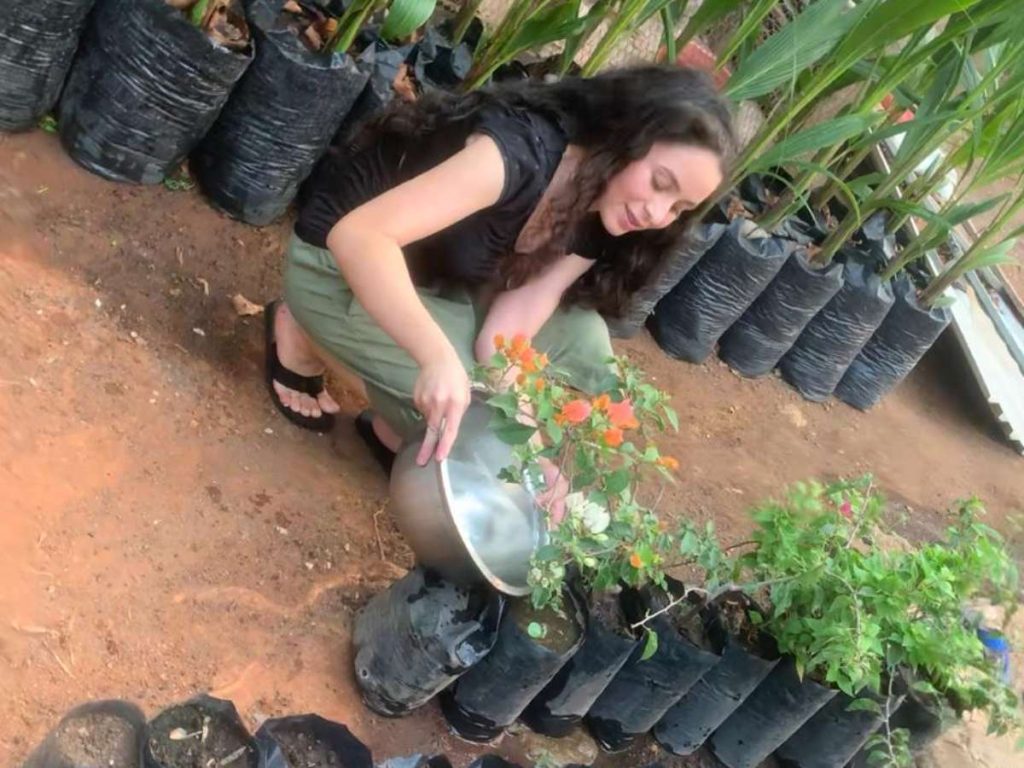 La emprendedora sostiene una planta lista para la venta en Vivero El Coco, negocio que inició en 2023.