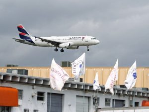 Huelga de pilotos de LATAM: cómo podría afectar vuelos desde El Salvador