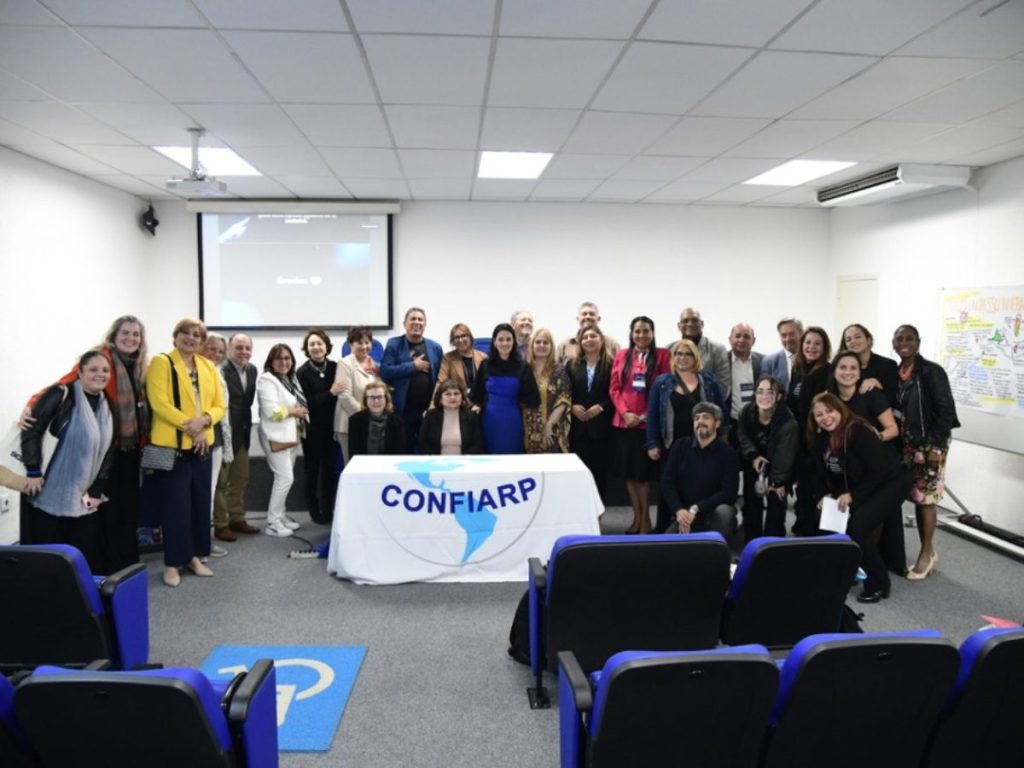 Xiomara Herrera junto a representantes de distintos países durante una jornada de trabajo de CONFIARP, en el marco del 40° Congreso Interamericano de Relaciones Públicas.