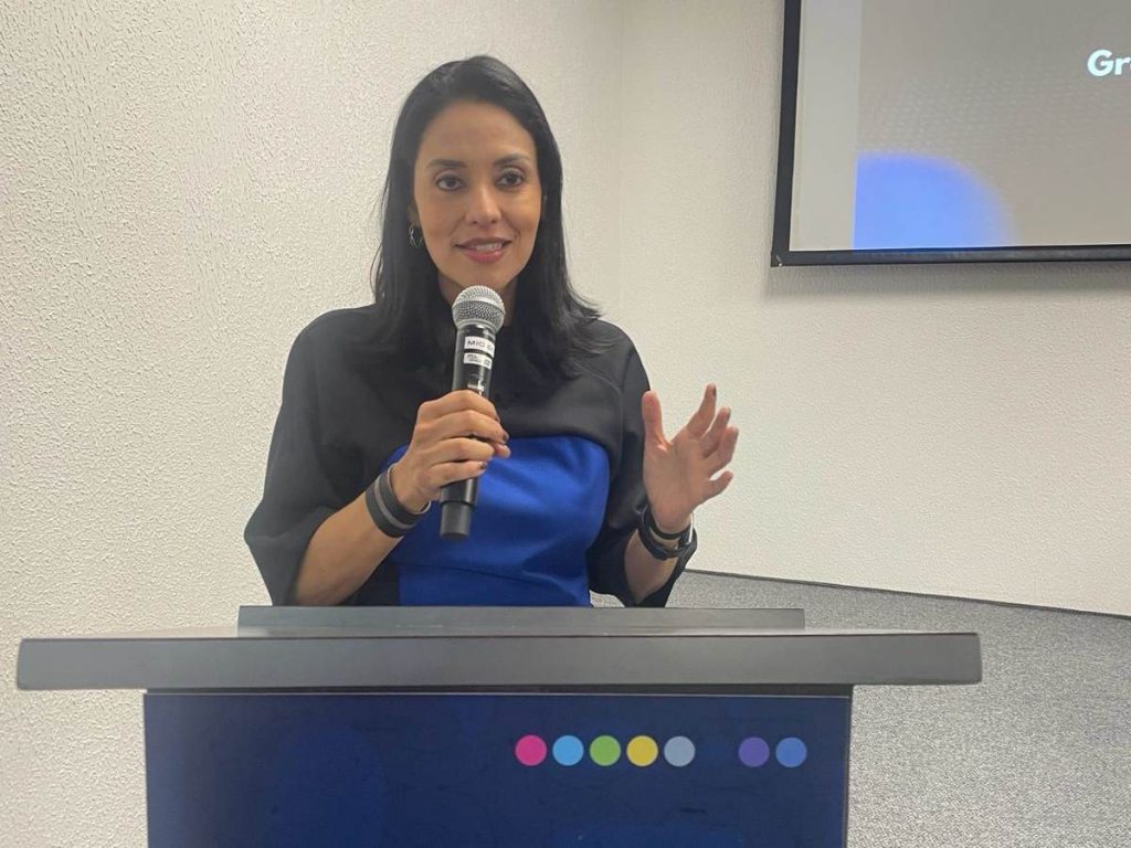 Xiomara Herrera ofrece su ponencia sobre comunicación estratégica y reputación organizacional durante el Congreso Interamericano de CONFIARP 2025.