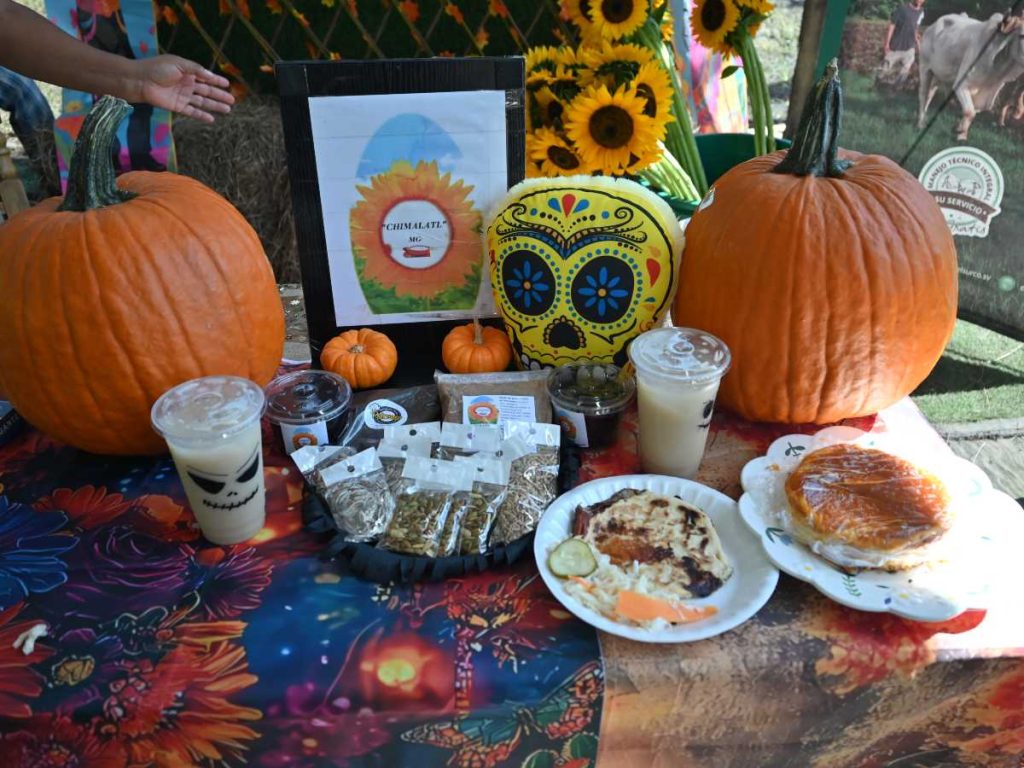 El emprendimiento Refranes ofrece atoles, horchatas y postres hechos con ingredientes naturales y sin aditivos artificiales.