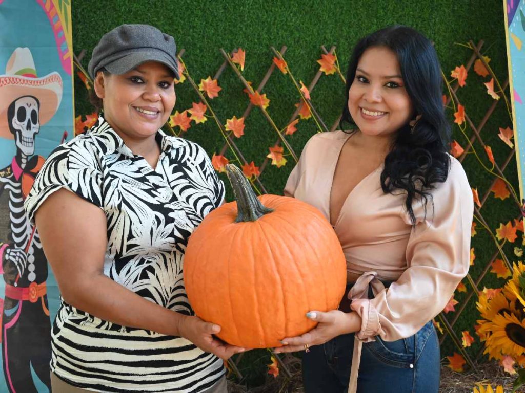 Jenny y Carla preparan pupusas artesanales con masa de semilla de girasol, una receta que ha conquistado ferias y paladares.