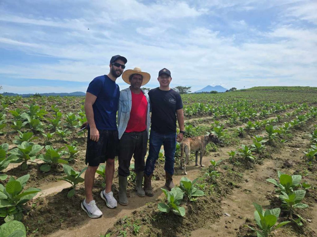 Mark Harrison y Bryan Vides, cofundadores de La Sigua, presentan orgullosos su primera línea de puros 100 % salvadoreños.