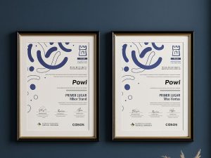 Jóvenes emprendedores de POWI muestran su innovadora funda acolchonada, diseñada en El Salvador para apoyar el descanso y bienestar de estudiantes y trabajadores.