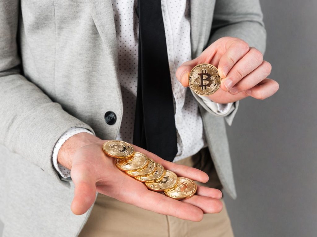 La reserva estatal de El Salvador supera los 7.500 bitcoines, un movimiento inusual que atrae la atención de inversionistas globales.