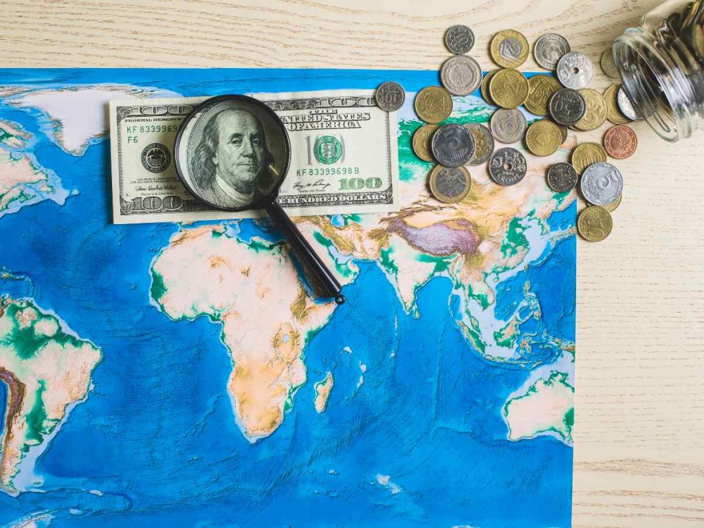 Salvadoreños en EE.UU. esperan turno para renovar su TPS en una jornada consular en Los Ángeles.