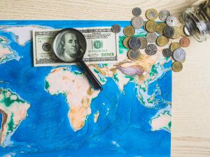 Salvadoreños en EE.UU. esperan turno para renovar su TPS en una jornada consular en Los Ángeles.