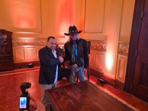 Ganaderos salvadoreños durante una jornada de capacitación en genética bovina, impulsada por nuevas alianzas internacionales.