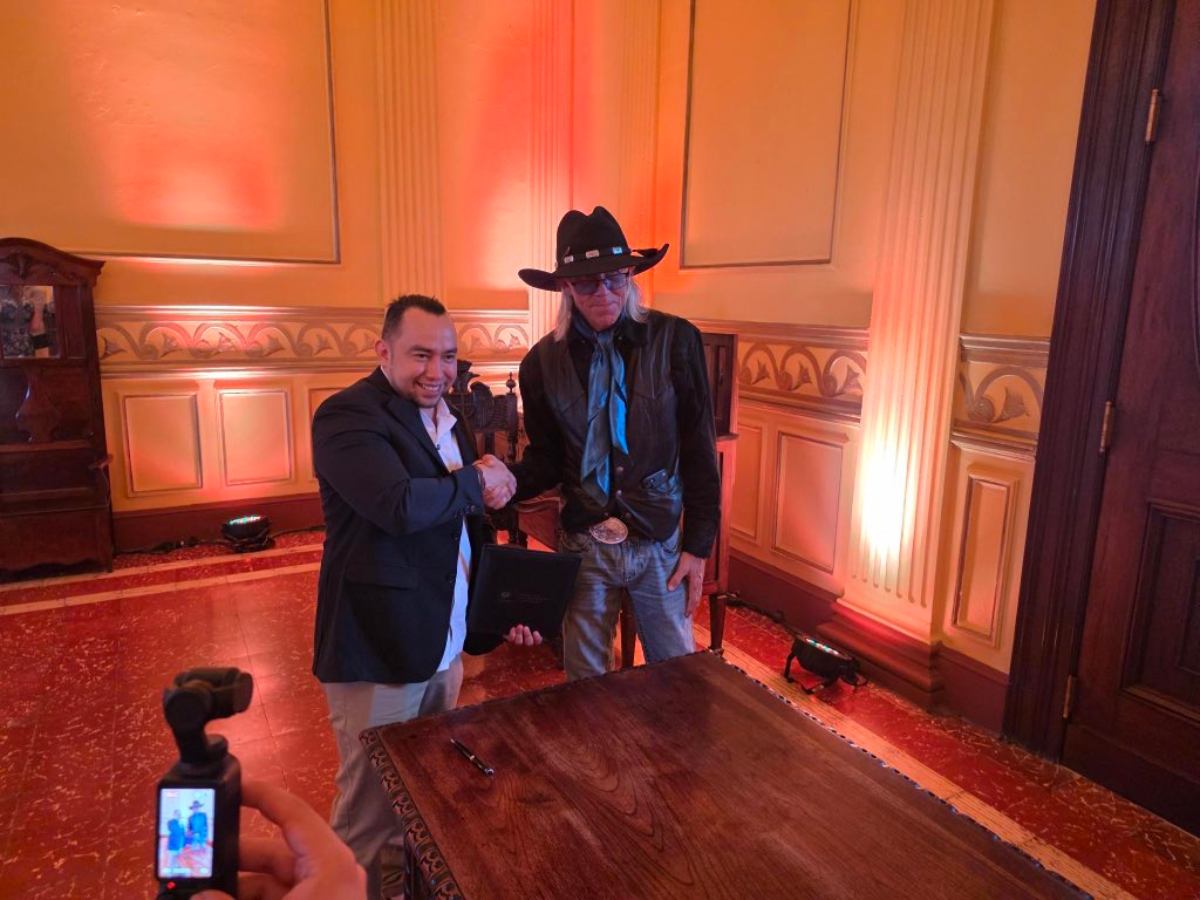 Ganaderos salvadoreños durante una jornada de capacitación en genética bovina, impulsada por nuevas alianzas internacionales.