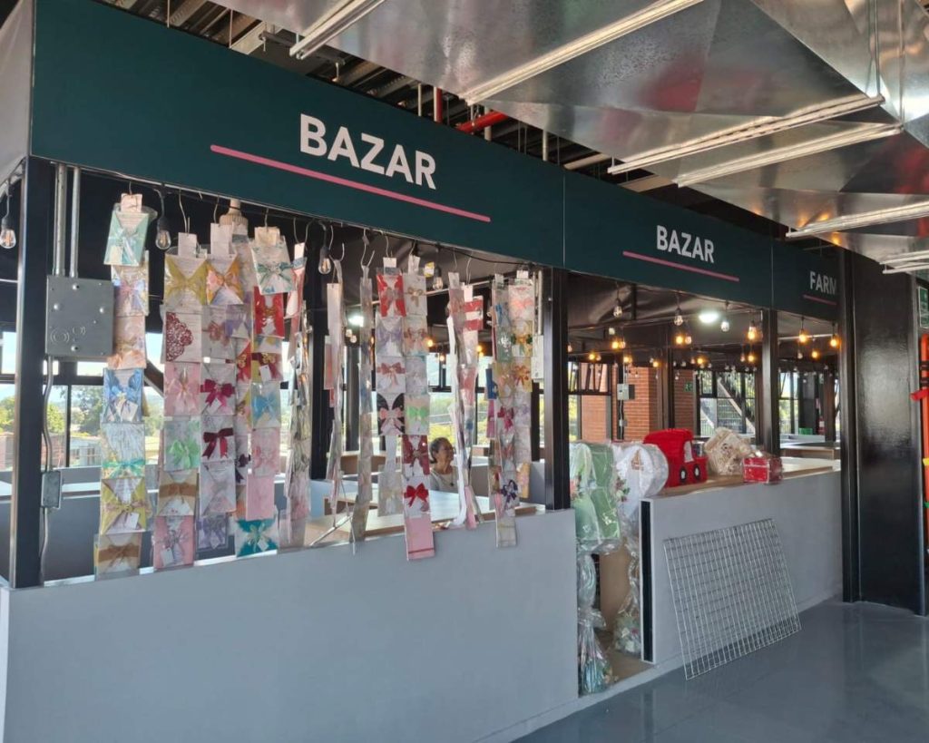 Los nuevos locales del área de bazares comienzan a llenarse con productos navideños y decorativos. Cada espacio cuenta con iluminación y diseño uniforme.
