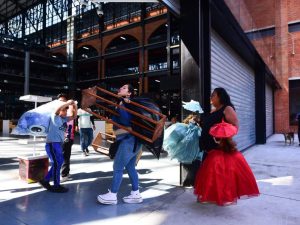 Vendedores del Mercado San Miguelito trasladan sus pertenencias rumbo a los nuevos locales asignados, en el inicio del proceso de instalación.