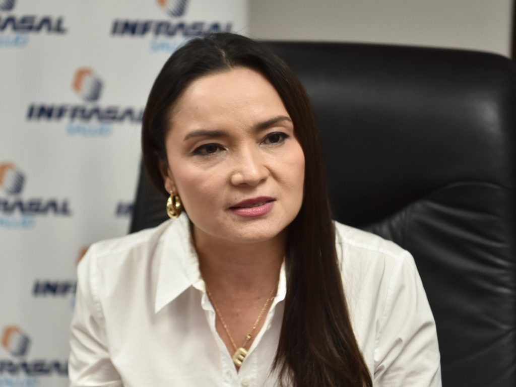 Elizabeth Rodríguez, Gerente Comercial de Infrasal Salud, durante la entrevista en la sede central del grupo, destacando la importancia del cuidado domiciliario con tecnología accesible.