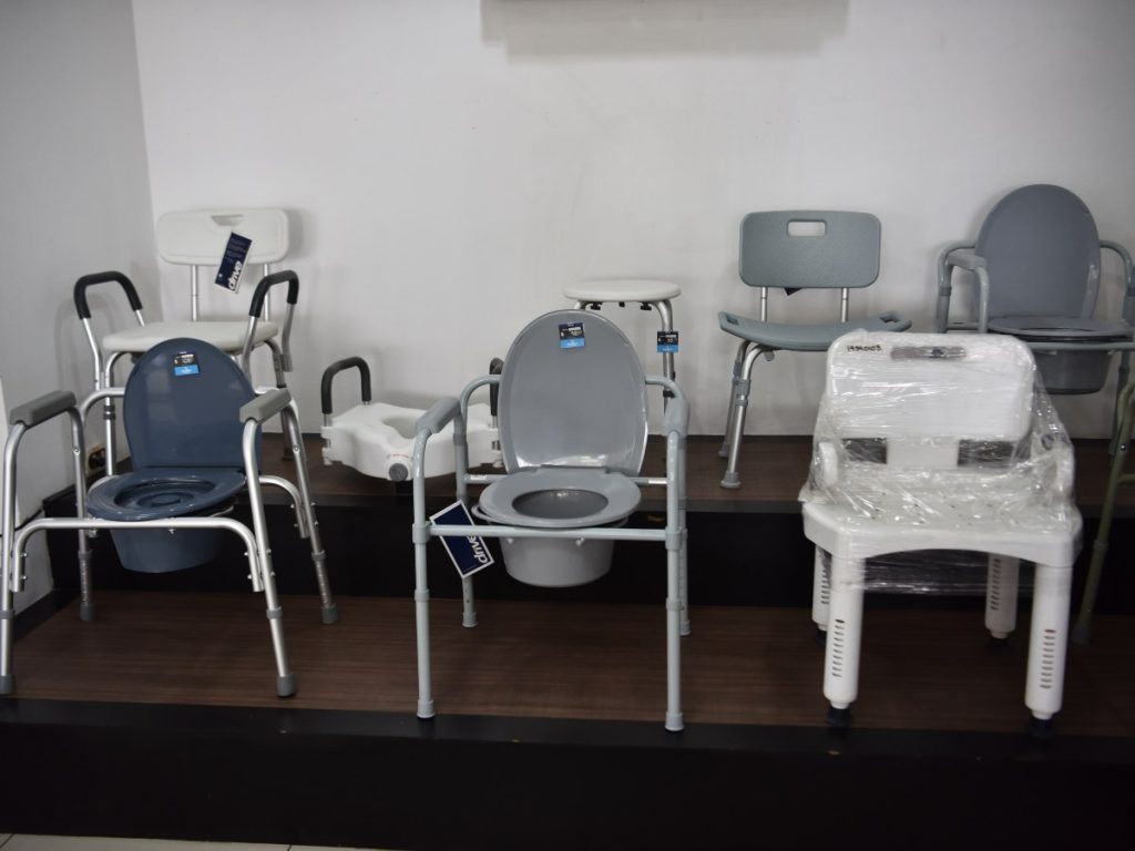 Sucursal Infrasal Salud en San Salvador, equipada con insumos médicos, sillas de ruedas y atención especializada para el cuidado en casa.