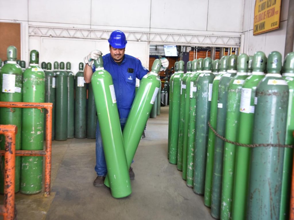 Planta de llenado de cilindros en Infrasal, operando bajo estándares internacionales como ISO y BPM para garantizar seguridad en el suministro.