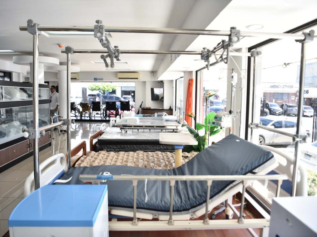 Mobiliario clínico disponible en venta y alquiler, parte del portafolio de Alquimédic, enfocado en el bienestar de pacientes en su entorno familiar.