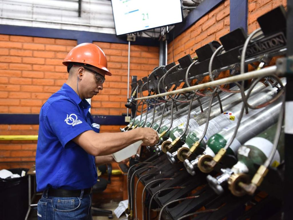 Producción y almacenamiento de oxígeno medicinal, una de las principales fortalezas logísticas de Grupo Infrasal en El Salvador.