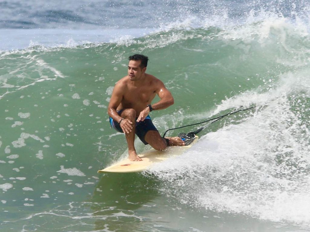 Un surfista salvadoreño desafía una ola en la costa de El Zonte, epicentro del nuevo emprendimiento Eterno Surf.
