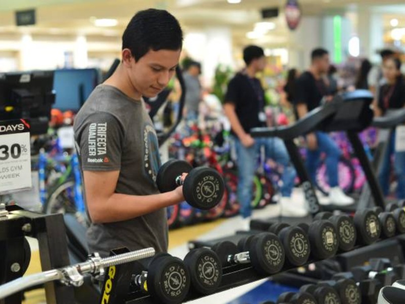 Personas se acercaron al área de pesas para buscar descuentos en las mancuernas.