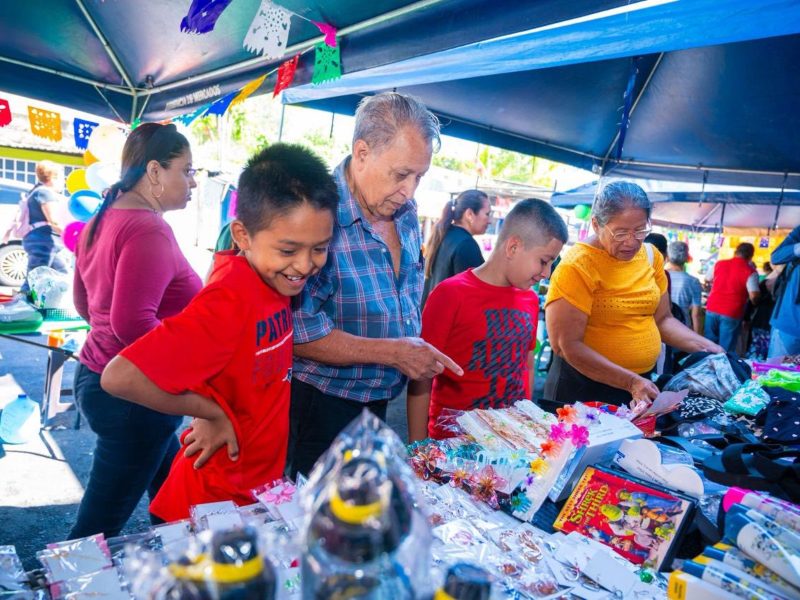 Durante tres días, cientos de visitantes se dieron cita en el parqueo externo del mercado para aprovechar las promociones.