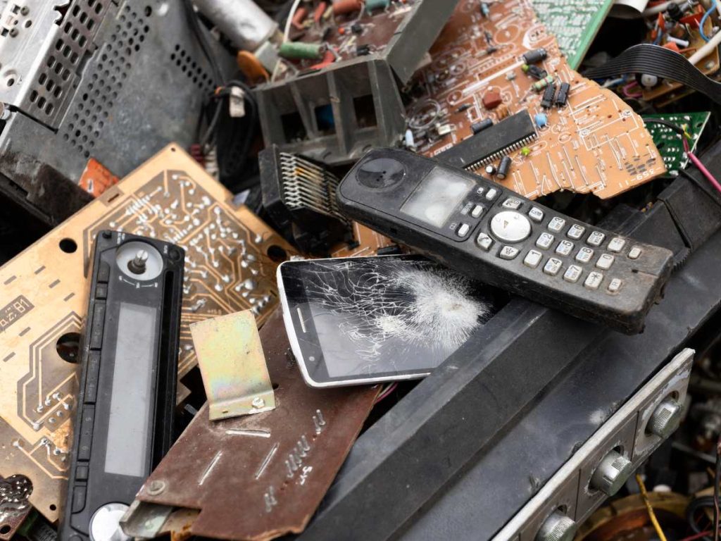 Miles de aparatos electrónicos terminan en la basura cada año, pese a contener materiales valiosos como oro, cobre y litio.