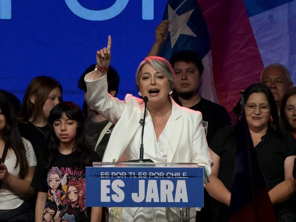 Jeannette Jara, candidata de Unidad por Chile, ofrece un discurso en Santiago tras los primeros sondeos de la elección presidencial del 16 de noviembre de 2025.