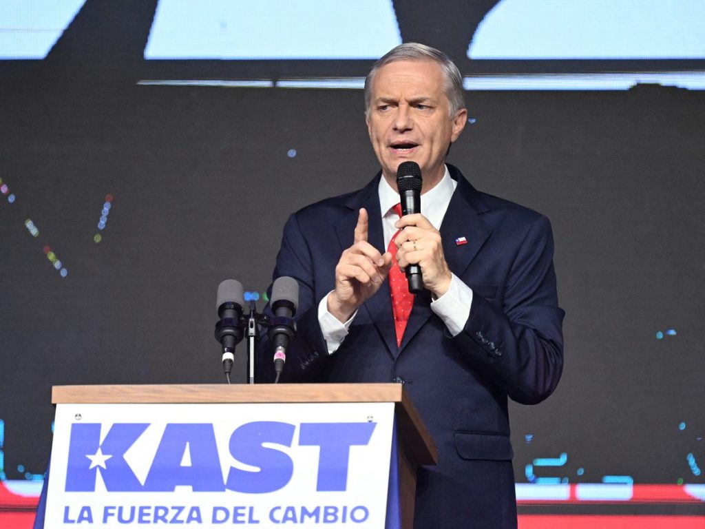  José Antonio Kast, candidato del Partido Republicano, habla en Santiago luego de los primeros resultados de la elección presidencial del 16 de noviembre de 2025.