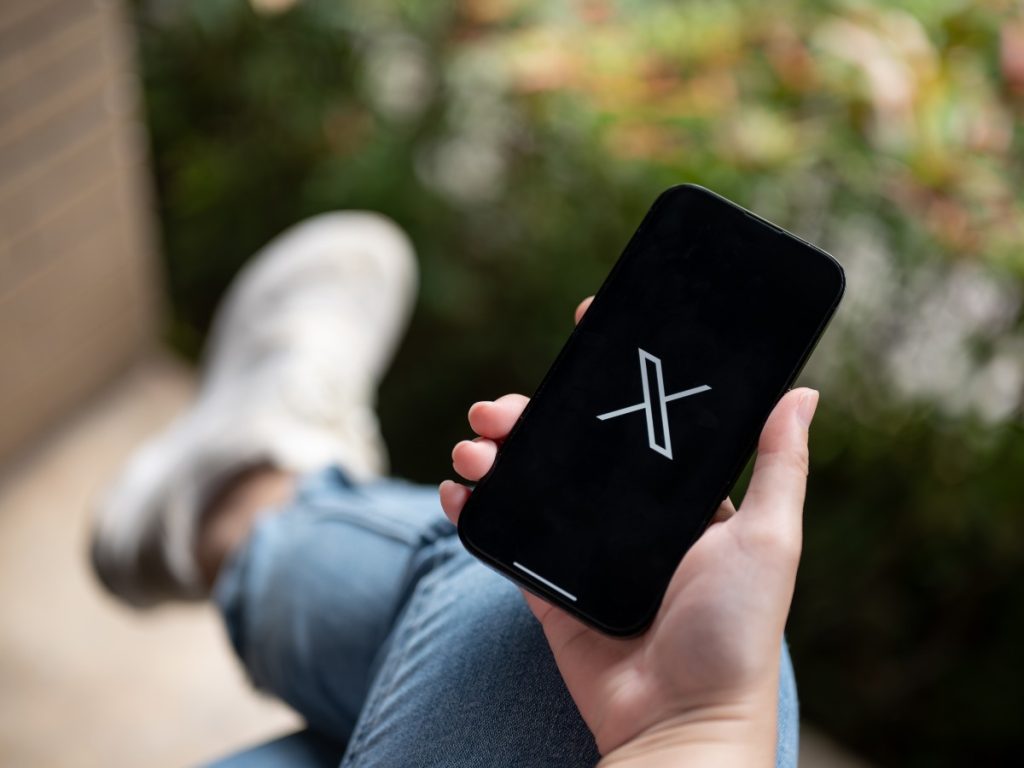 Plataforma X figura entre las redes con menor eliminación de mensajes de odio, al borrar solo el 4 % del contenido denunciado, según datos del Oberaxe.