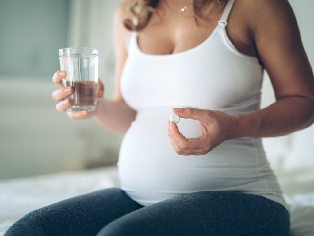 El paracetamol continúa siendo el analgésico recomendado durante el embarazo, sin evidencia de vínculo con el autismo, según un estudio de la revista BMJ. 