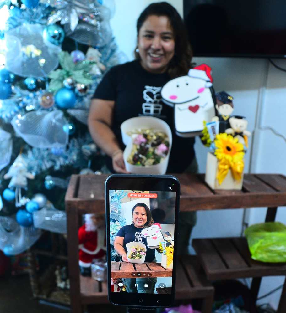 Janyce Mejia emprendedora de fresas con chocolate