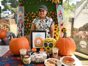 Jenny y Carla preparan pupusas artesanales con masa de semilla de girasol, una receta que ha conquistado ferias y paladares.