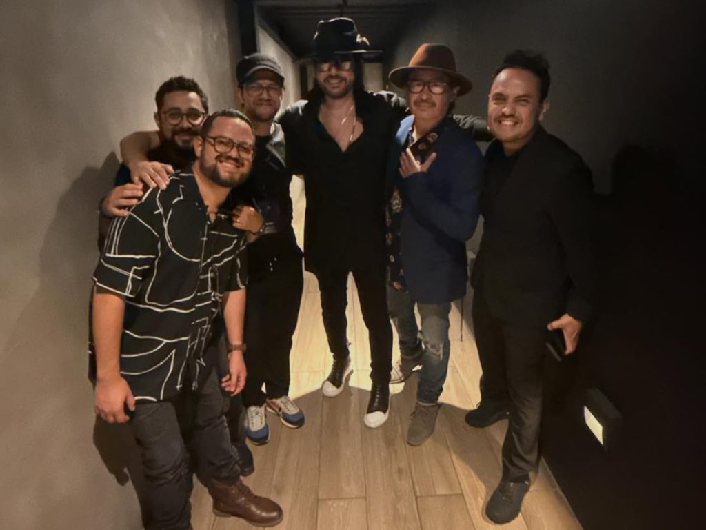 "En la apertura del concierto acústico de Beto Cuevas! Un gran honor haber calentado el escenario para tremendo artista y un cantante con una voz impecable!" Fotografía/ Instagram Pedro Hércules.