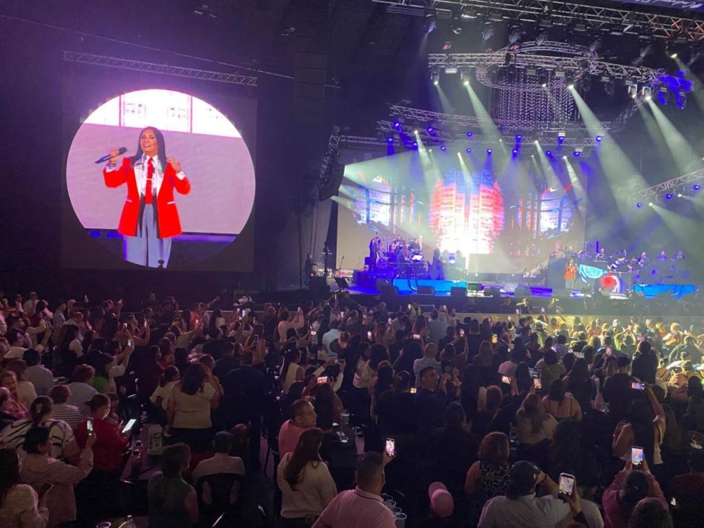 Ana Gabriel aparece en el escenario con su icónico saco rojo, emocionando a miles de asistentes en el Gimnasio Nacional.