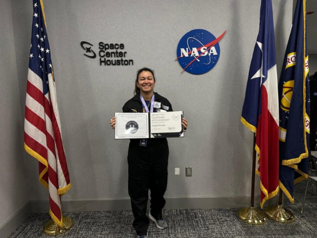Una fotografía del 15 de noviembre durante el cierre del programa. La joven estudiante de ingeniería muestra con orgullo los certificados obtenidos. Angela Pineda, estudiante de la UES, en la Base Central de la NASA, Houston. Foto:grafía/ Cortesía.