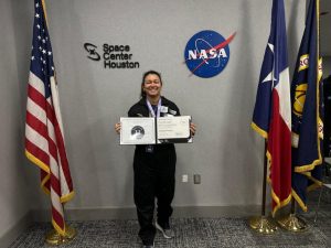 Ángela Pineda, estudiante de la UES, completó su entrenamiento en base central de la NASA