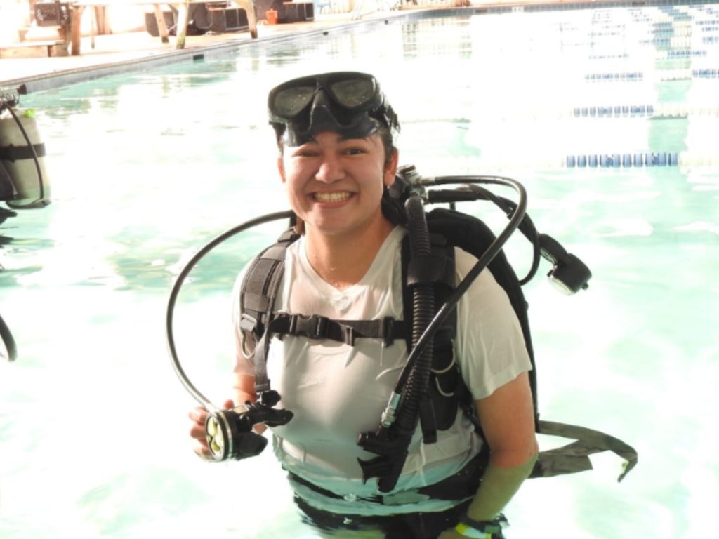 Angela Pineda, estudiante de la UES, en la Base Central de la NASA, Houston. Foto: Cortesía