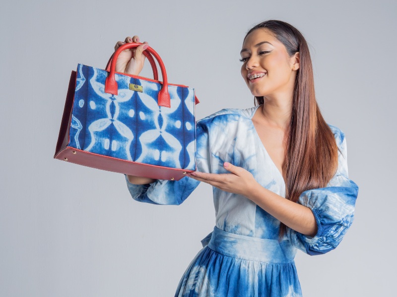 El artista ha llevado el añil de El Salvador a escenarios internacionales.