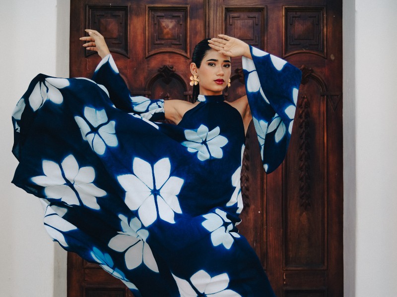 Óscar Tadeo aplica técnicas como el ecoprint y el batik a la inversa.