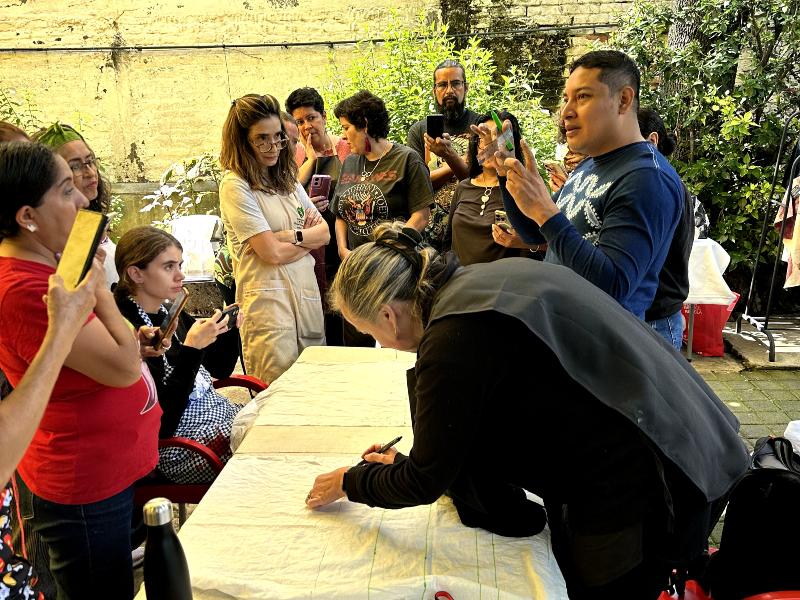 En sus talleres, el añil se convierte en herramienta de formación y legado.