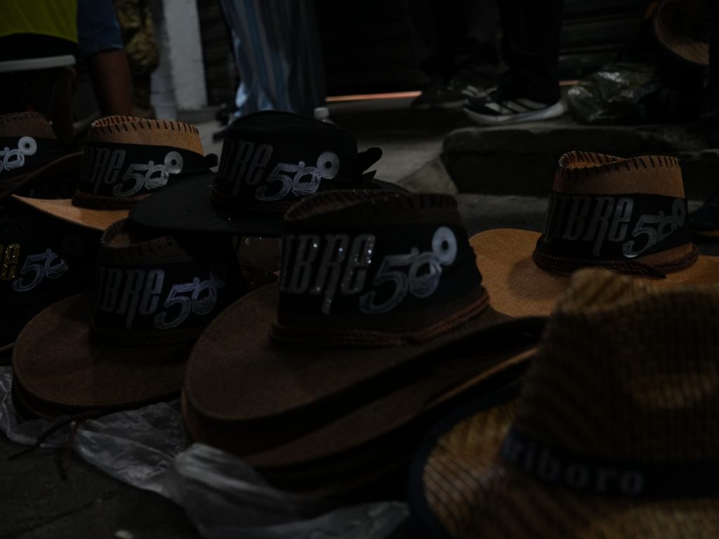Afuera del estadio, los puestos se llenaron de sombreros norteños para quienes querían llegar listos al show de Calibre 50. Fotografía/ elsalvador.com