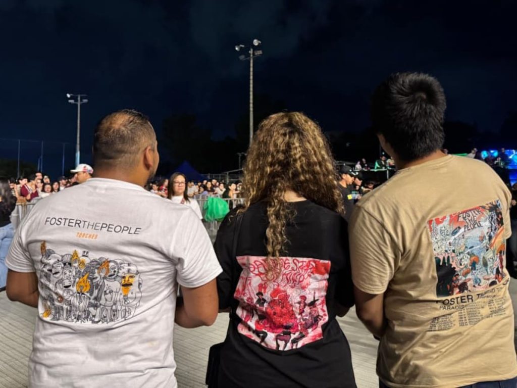 Las camisetas personalizadas con frases y títulos de canciones fueron protagonistas entre el público joven. Fotografía/ Jennifer Henríqez