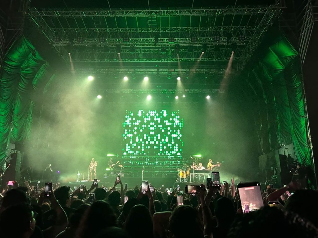 El público llenó el Complejo Deportivo del Cuscatlán para vivir una noche histórica junto a Foster The People. Fotografía/ Steven Anzora