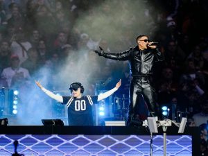 Bizarrap y Daddy Yankee durante su explosiva presentación en el descanso del partido de la NFL en el estadio Santiago Bernabéu. Fotografía/ NFL