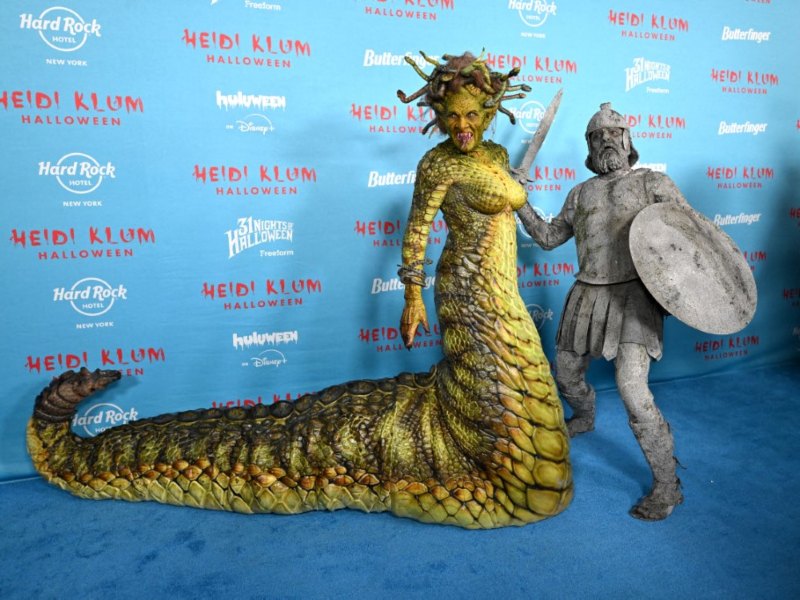 Heidi Klum presentó su disfraz de medusa durante su tradicional fiesta de Halloween en el Hard Rock Hotel de Nueva York, acompañada de su esposo Tom Kaulitz.