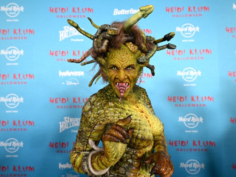 Con un tocado de serpientes en movimiento y escamas verdes pintadas a mano, Klum mostró una interpretación mitológica del personaje de Medusa.