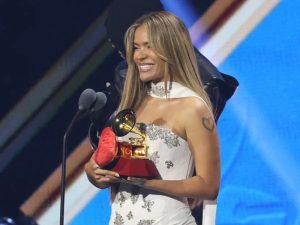 La cantante colombiana Karol G celebra luego de recibir un premio durante la ceremonia de los Latin Grammy este jueves, en Las Vegas (Estados Unidos).