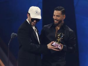 El cantante colombiano Maluna (d) entrega un Latin Grammy al cantante puertorriqueño Bad Bunny este jueves, en Las Vegas (Estados Unidos).